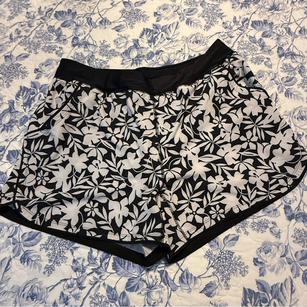 Lands end women’s 20w swim short black white good condition